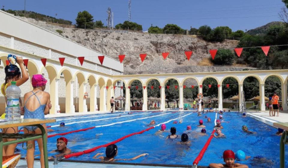 La piscina municipal escondida en la Costa del Sol que abre este 13 de junio rodeada de arcos y naturaleza