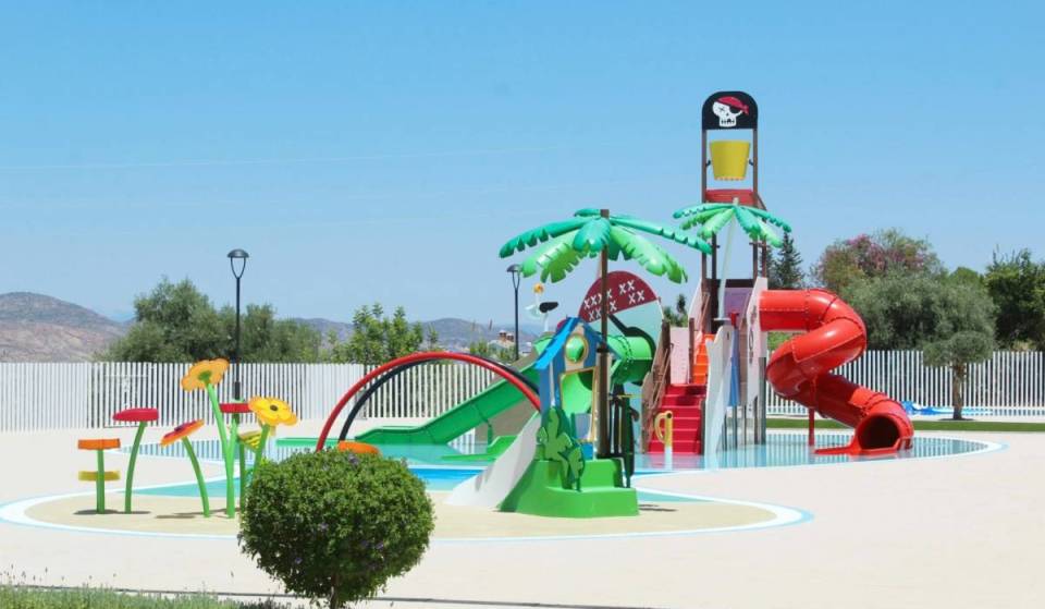 El parque de agua de 2.000 m² con 14 zonas de juego y toboganes a media hora de Málaga donde los niños entran por solo 4 €
