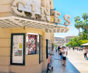 Cine por 2 euros en Málaga: cómo funciona el descuento para mayores de 65 años y qué salas lo aplican