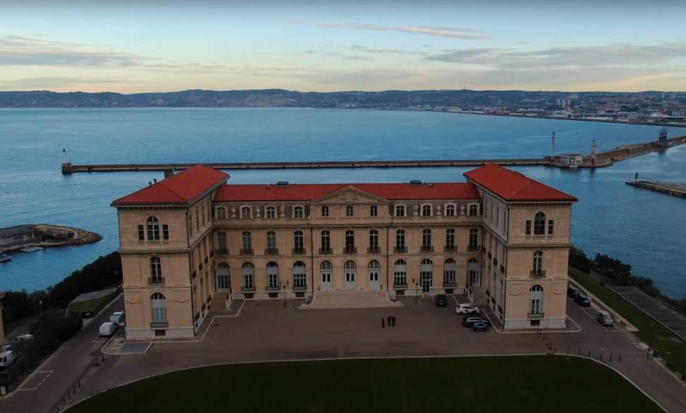 Photo du Palais du Pharo le soir avec la Méditerranée en fond