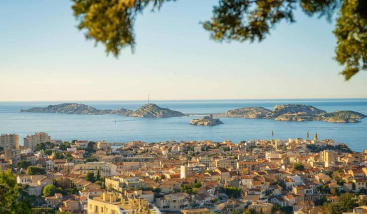 Ce jardin remarquable marseillais avec grottes, bassins, cascades et vue panoramique sur la Méditerranée, ouvre ses portes cet été seulement