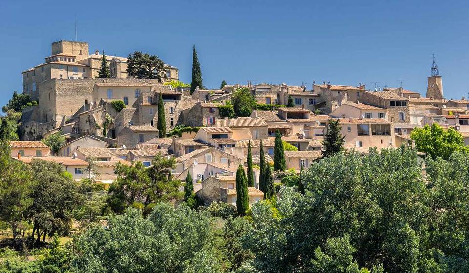 À 1h de Marseille, ce village perché du Luberon parmi les plus beaux de France abrite un château vieux de 1 000 ans et un musée insolite