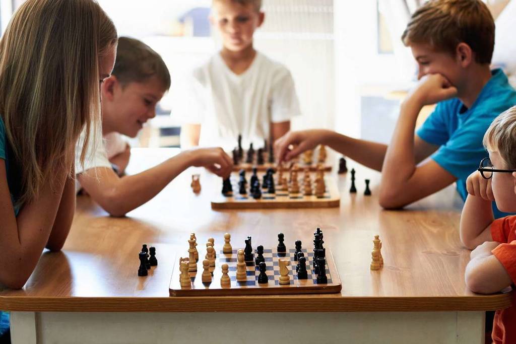 9-year-old Luca from Marseilles plays 12 games of chess on the Canebière