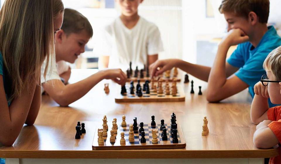 Ce jeune marseillais bluffe la Canebière en jouant 12 parties d’échec simultanées à seulement 9 ans