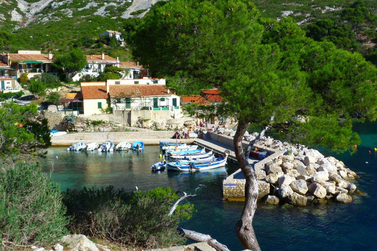 Petit port de la calanque de Sormiou à Marseille