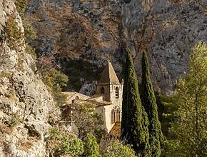 2 hours from Marseille, in the heart of the Verdon Regional Nature Park, this Provencal village, often compared to a nativity scene with its mysterious star, is one of the most beautiful in France.