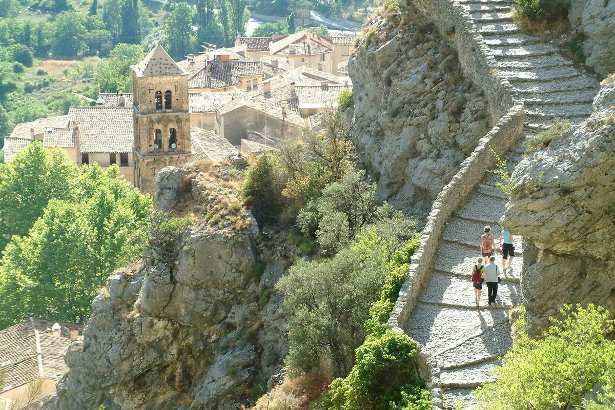 Moustiers village provençal près de Marseille