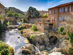 À 1h30 de Marseille, ce village provençal où un ovni aurait été aperçu abrite une passerelle himalayenne de 70 mètres de long au dessus des cascades