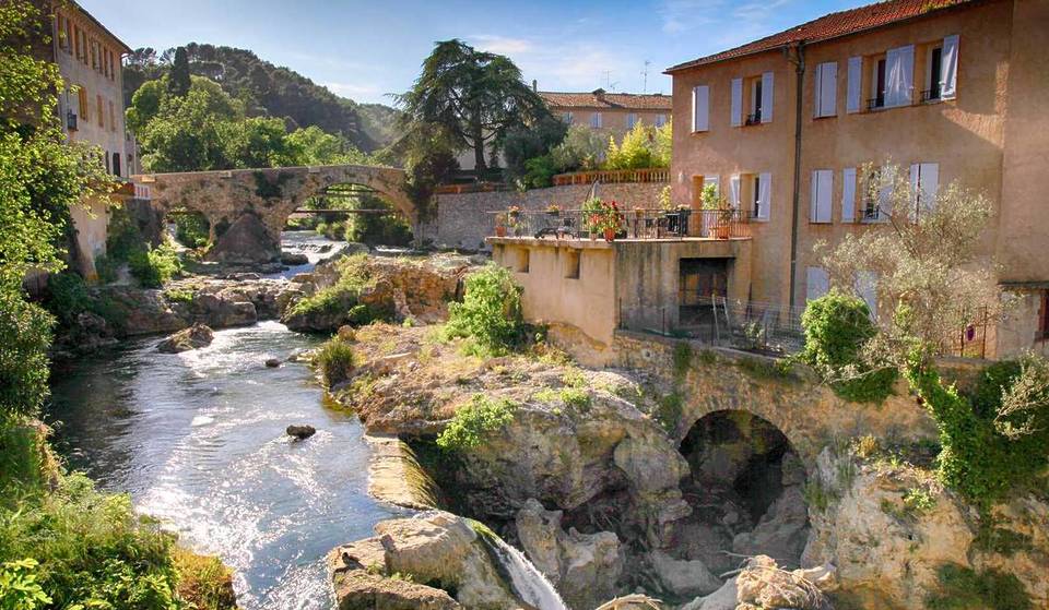 À 1h30 de Marseille, ce village provençal où un ovni aurait été aperçu abrite une passerelle himalayenne de 70 mètres de long au dessus des cascades