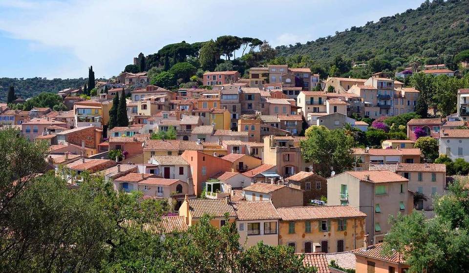 À 1h30 de Marseille, ce village médiéval et provençal cache l&rsquo;une des plus belles baies du monde