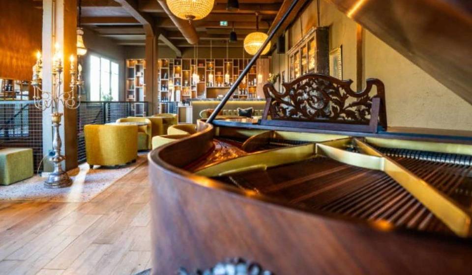 This little-known restaurant in Marseille hides a decor straight out of Peaky Blinders, where you can enjoy authentic cuisine.