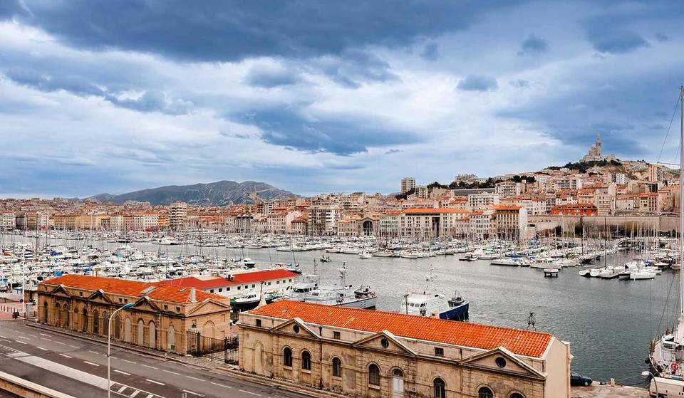 À Marseille, ce café niché dans une ancienne consigne sanitaire invite à s&rsquo;installer en terrasse au bord de l’eau dans un cadre insolite