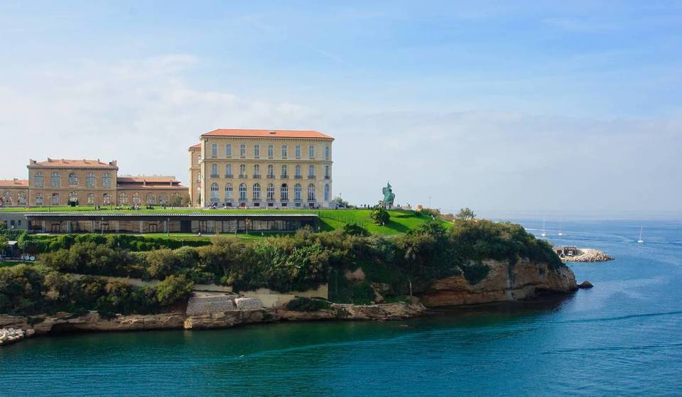 En plein coeur de Marseille, ce palais impérial a été commandité par Napoléon III pour l&rsquo;impératrice Eugénie – niché dans un parc de 5,7 hectares, il offre une vue imprenable sur la mer