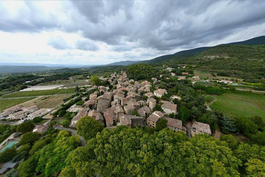 Vaugines, village provençal à une heure de Marseille