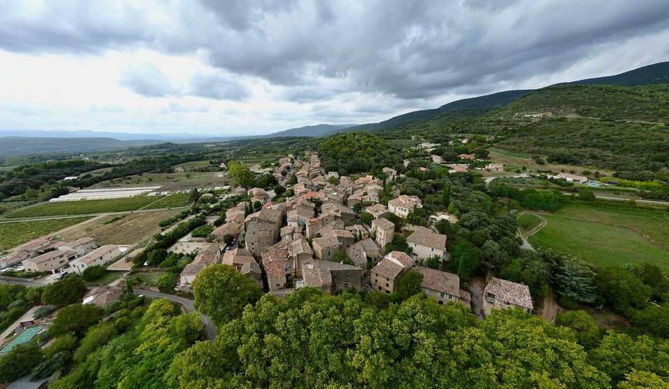 Cet authentique village provençal qui a servi de décor de cinéma cache des fossiles marins et offre une escapade pleine de charme à seulement 1h de Marseille