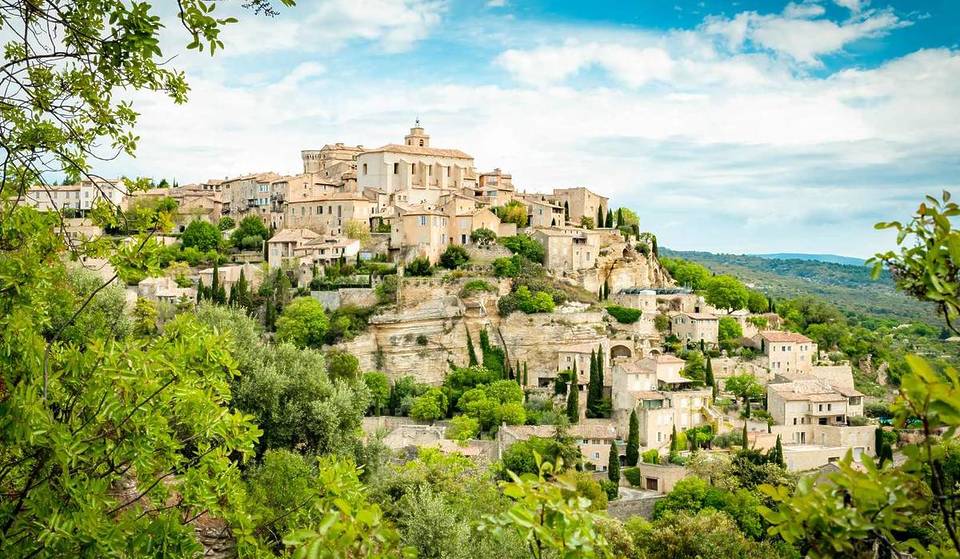 À seulement 1h15 de Marseille, ce village parmi les plus beaux du monde cache un fascinant réseau de caves semi-troglodytiques sous ses ruelles médiévales