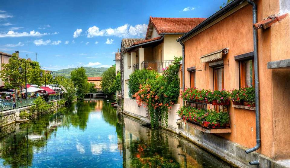 À seulement 1h de Marseille, la « petite Venise de Provence » abrite 17 roues à aubes et près de 100 galeries d&rsquo;antiquités et d&rsquo;art dans une filature historique