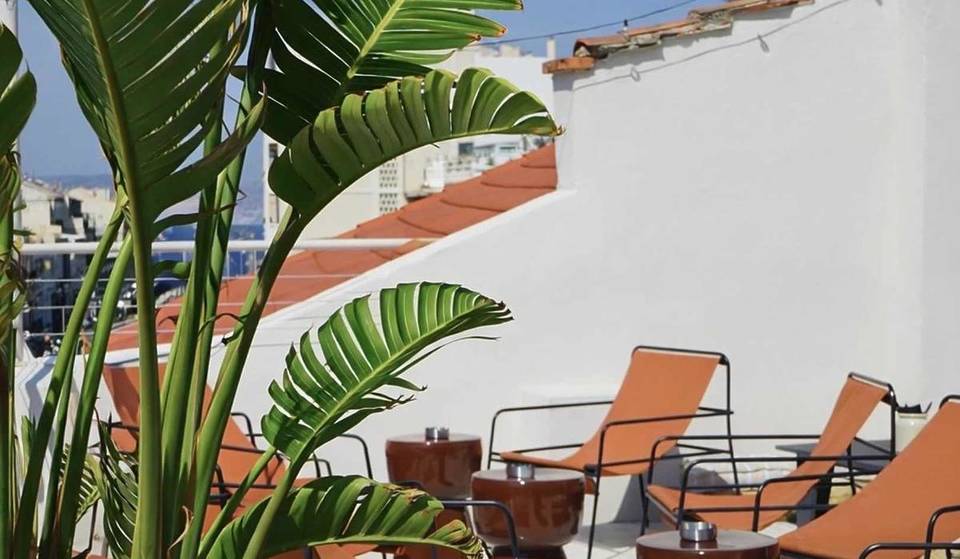 This Malmousque bar hides a new laid-back rooftop with creative mezze, a brunch menu, and lounge chairs in the sun