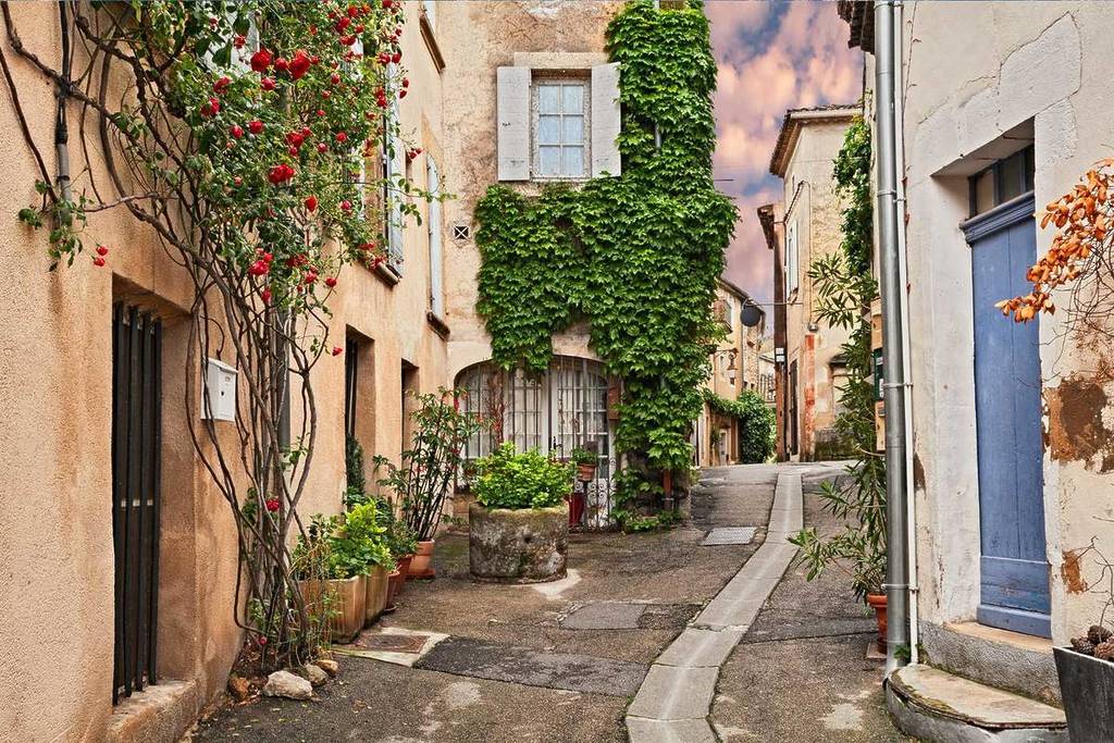 Ruelle de Lourmarin, village provençal dans le Luberon près de Marseille