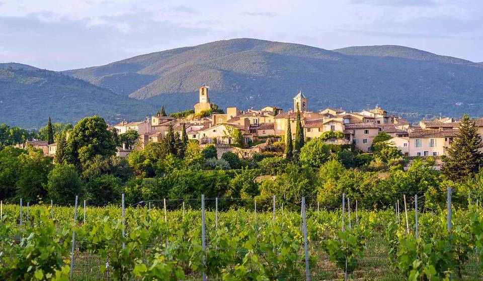 Une malédiction dans le Luberon ? Ce village classé parmi les plus beaux de France à 1h15 de Marseille abrite un château spectaculaire que l&rsquo;on dit maudit