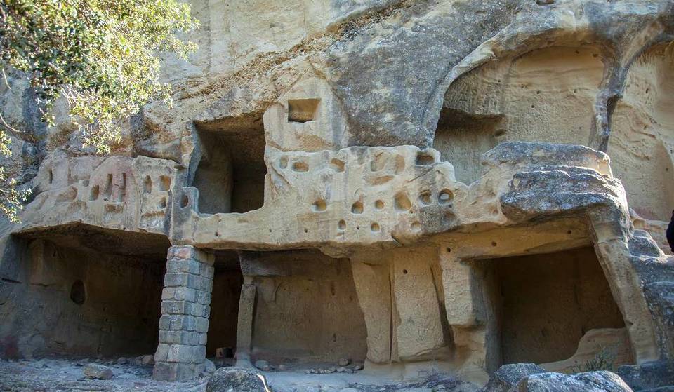 À 1h de Marseille, cet ancien village troglodytique offre une balade insolite au cœur de la roche entre vue panoramique sur les Alpilles et vestiges d&rsquo;un château médiéval