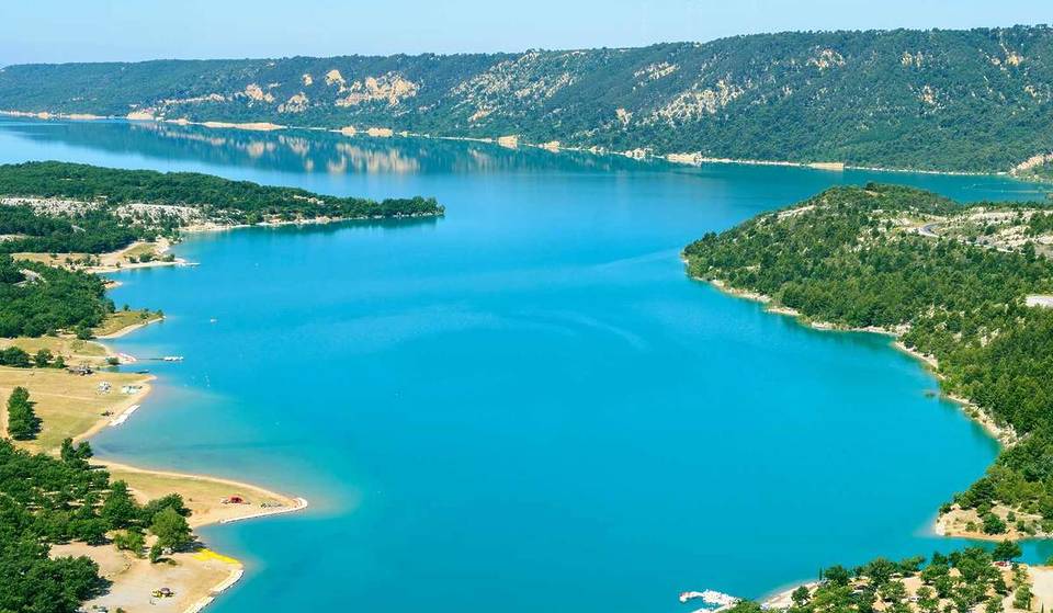Un air de Caraïbes à 2h de Marseille : ce lac turquoise de 2 200 hectares est la destination parfaite pour un été entre plages paradisiaques et villages médiévaux