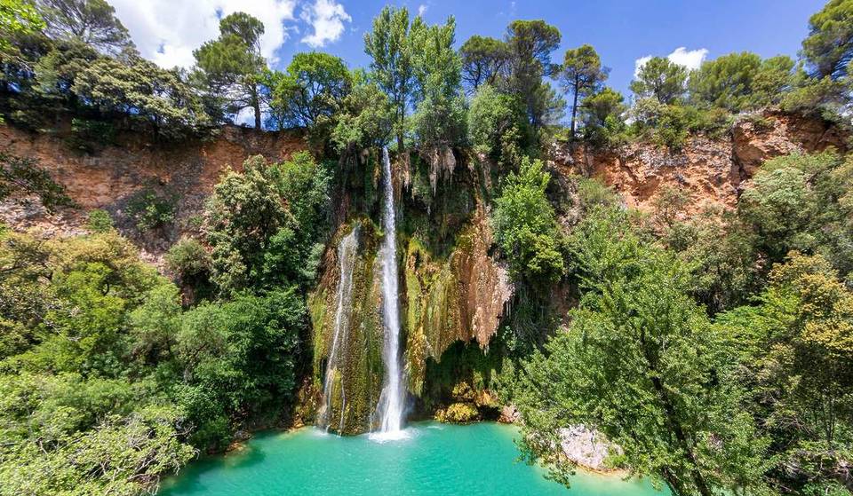À moins de 2h de Marseille, ce village médiéval abrite une des plus belles cascades du Sud de la France avec ses 42 mètres de haut et bassins d’eau turquoise