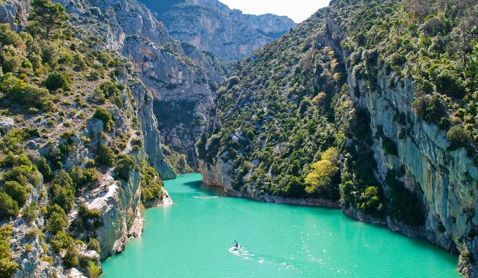 Une oasis à 2h de Marseille : cette réserve naturelle est une véritable parenthèse de fraîcheur avec cascades spectaculaires, eaux turquoise et grottes troglodytiques