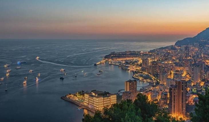 À seulement 2h30 de Marseille, cette ville mythique mêle Méditerranée, palaces et criques secrètes – l’escapade parfaite dès le retour des beaux jours