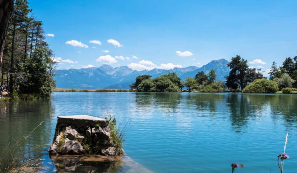 Ce lac glaciaire niché à 1 452 mètres d’altitude offre une escapade fraîcheur pour toute la famille dans un décor digne du Canada à 2h30 de Marseille