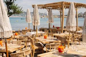 Manger les pieds dans le sable face à la mer : ce nouveau restaurant de plage vient d’ouvrir à Marseille avec son décor aux airs de Bali et sa carte estivale