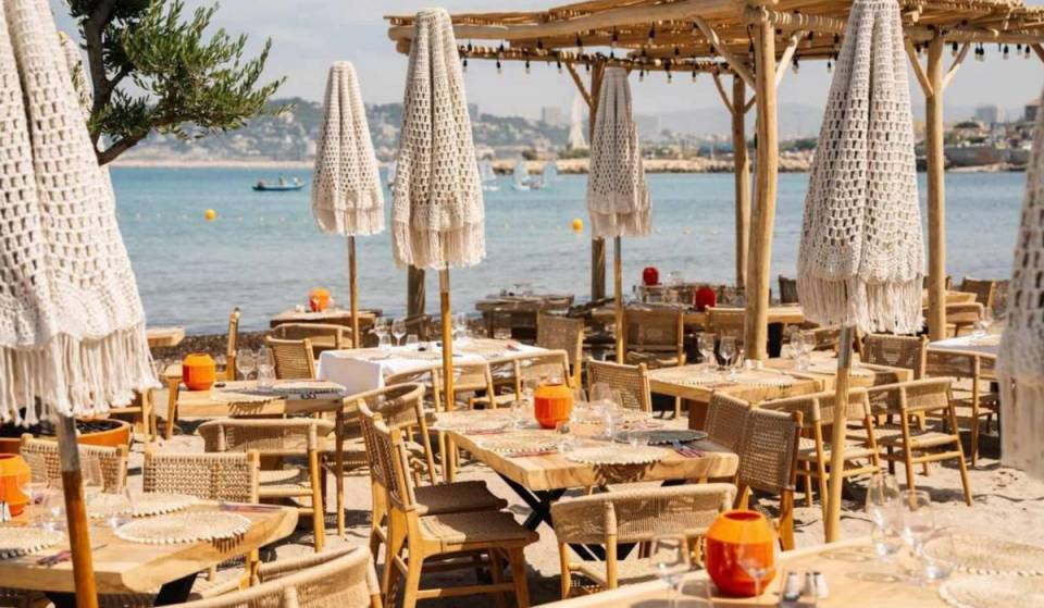 Manger les pieds dans le sable face à la mer : ce nouveau restaurant de plage vient d’ouvrir à Marseille avec son décor aux airs de Bali et sa carte estivale