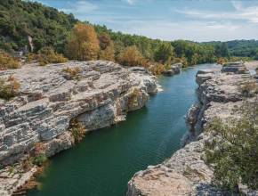 À 2h de Marseille, ce village médiéval abrite des cascades spectaculaires et une plage au bord de la rivière pour un coin de fraîcheur naturelle en plein été