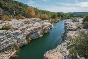 À 2h de Marseille, ce village médiéval abrite des cascades spectaculaires et une plage au bord de la rivière pour un coin de fraîcheur naturelle en plein été