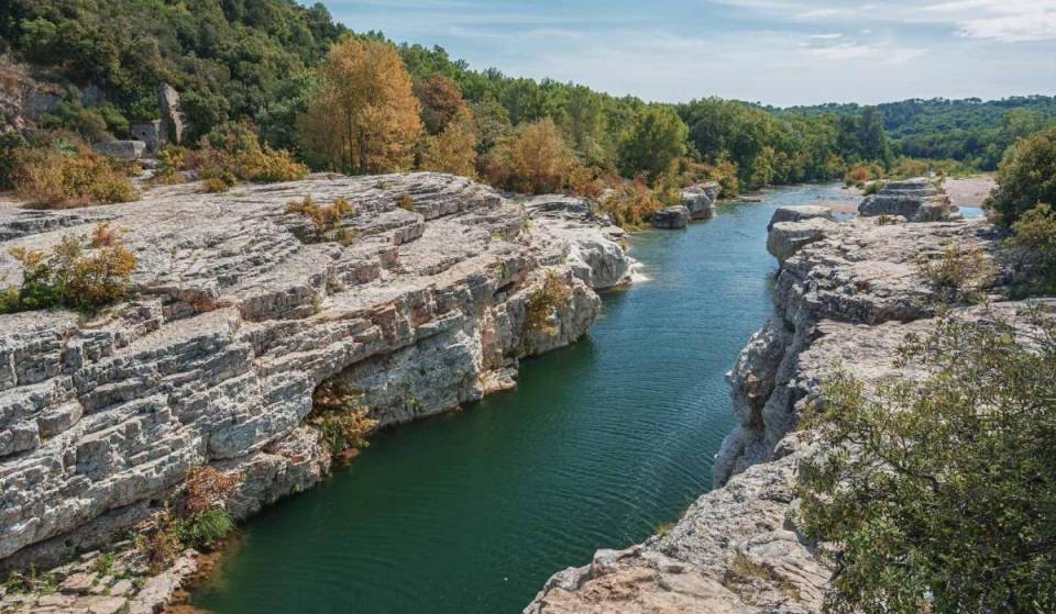 À 2h de Marseille, ce village médiéval abrite des cascades spectaculaires et une plage au bord de la rivière pour un coin de fraîcheur naturelle en plein été