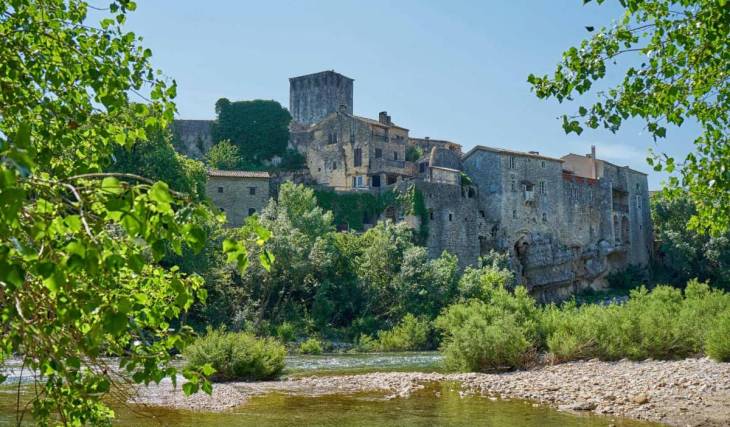 Certainement le plus beau du Gard, ce village médiéval où se baigner au pied d’un pont en pierre se trouve à seulement 2h de Marseille