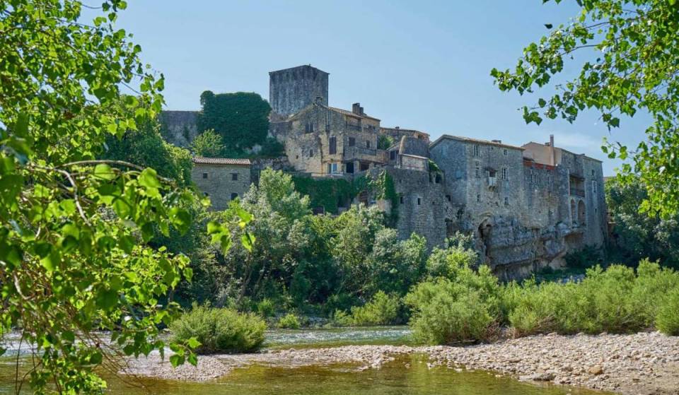Certainement le plus beau du Gard, ce village médiéval où se baigner au pied d’un pont en pierre se trouve à seulement 2h de Marseille