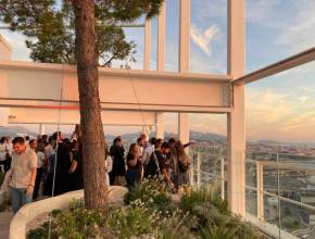 À Marseille, une terrasse panoramique propose des DJ sets, cocktails et soirées stand-up à 130 mètres d’altitude pendant l’été