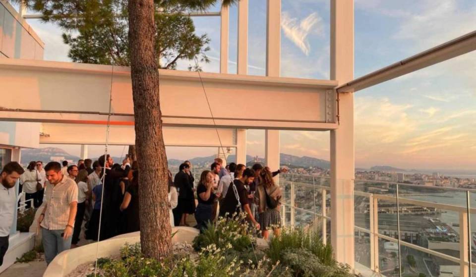 À Marseille, une terrasse panoramique propose des DJ sets, cocktails et soirées stand-up à 130 mètres d’altitude pendant l’été