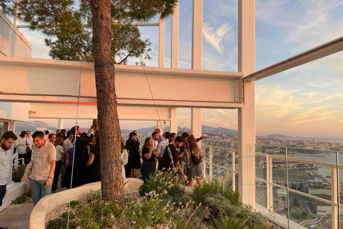 À Marseille, une terrasse panoramique propose des DJ sets, cocktails et soirées stand-up à 130 mètres d’altitude pendant l’été