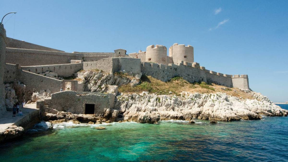 « L’Alcatraz français » est à 20 minutes du Vieux-Port de Marseille – cette forteresse classée Monument Historique cache la prison qui a inspiré l’un des romans les plus lus au monde