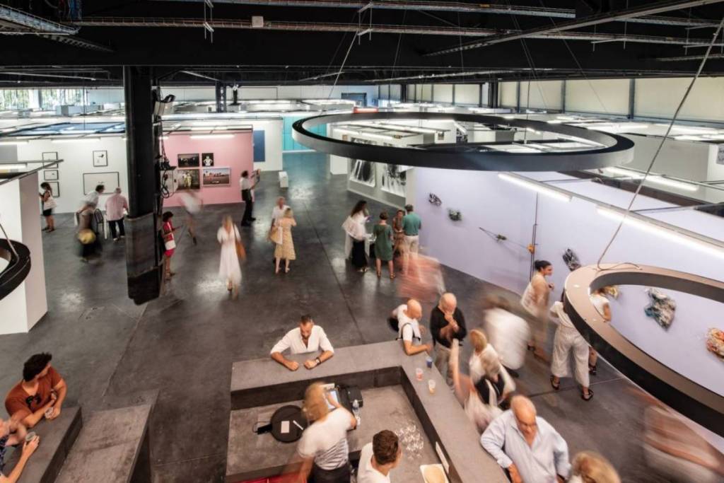 4 000 m², 60 galeries et 100 artistes : ce week-end, Marseille devient la capitale de l’art contemporain