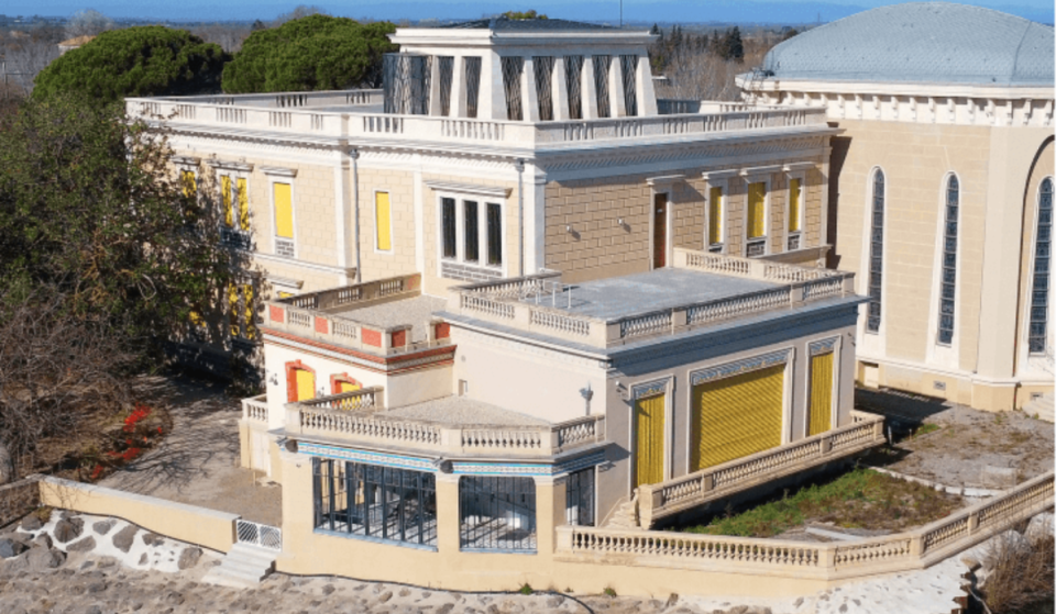 À 2h de Marseille, cette monumentale villa-palais déploie 1 400 m² de décors Art nouveau insoupçonnés et de luxuriants jardins aquatiques le long du canal