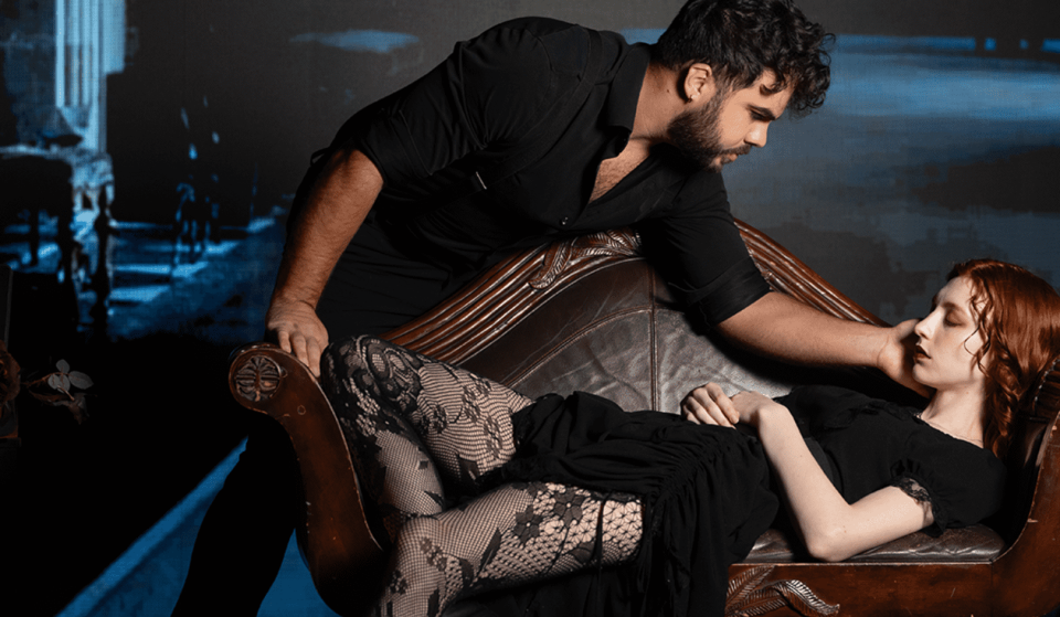 Plongé dans la pénombre, ce speakeasy gothique fait revivre les contes les plus sombres d&rsquo;Edgar Allan Poe à Marseille lors d&rsquo;une soirée immersive