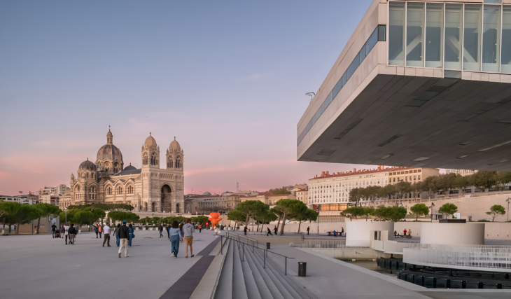 À Marseille, ce festival emblématique métamorphose l’Esplanade du J4 pour 4 jours de fête solidaire – Véronique Sanson, Selah Sue et vue sur la mer pour célébrer les 35 ans de cet événement unique !