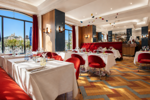 Once a favorite of Simone Signoret and Orson Welles, this Vieux-Port institution takes Marseille on a journey through ’50s nostalgia and Mediterranean flavors!