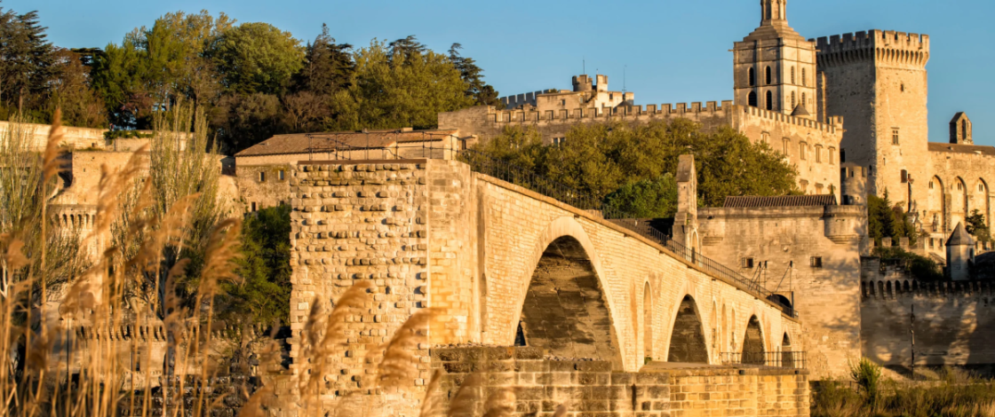 Avec 5,5 millions de recherches sur Google, le palmarès 2026 des châteaux préférés des Français réserve une place de choix aux pépites historiques provençales – du somptueux Palais du Pharo au Château de Lourmarin