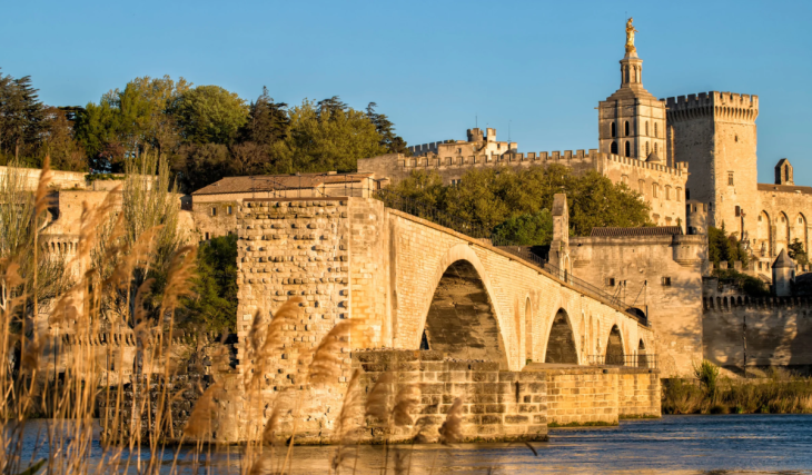 Avec 5,5 millions de recherches sur Google, le palmarès 2026 des châteaux préférés des Français réserve une place de choix aux pépites historiques provençales – du somptueux Palais du Pharo au Château de Lourmarin