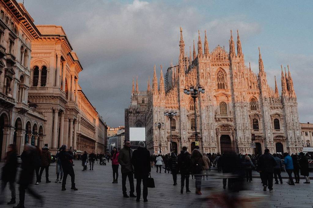 La gente pasea por el Duomo de Milán durante el fin de semana