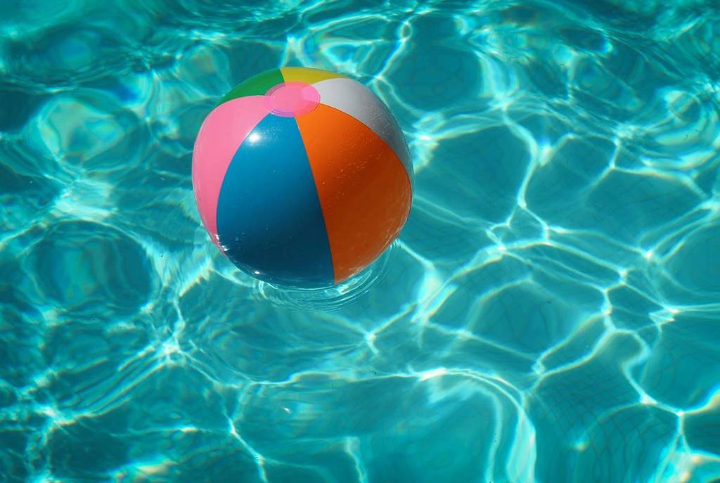 Piscina con una palla gonfiabile colorata